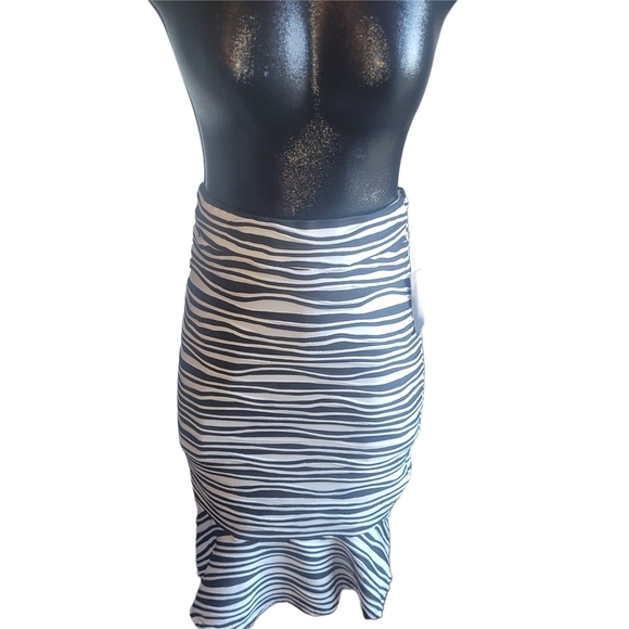 Suzy Shier Black and White Zebra Print Peplum Hem Skirt M - Picture 2 of 2
